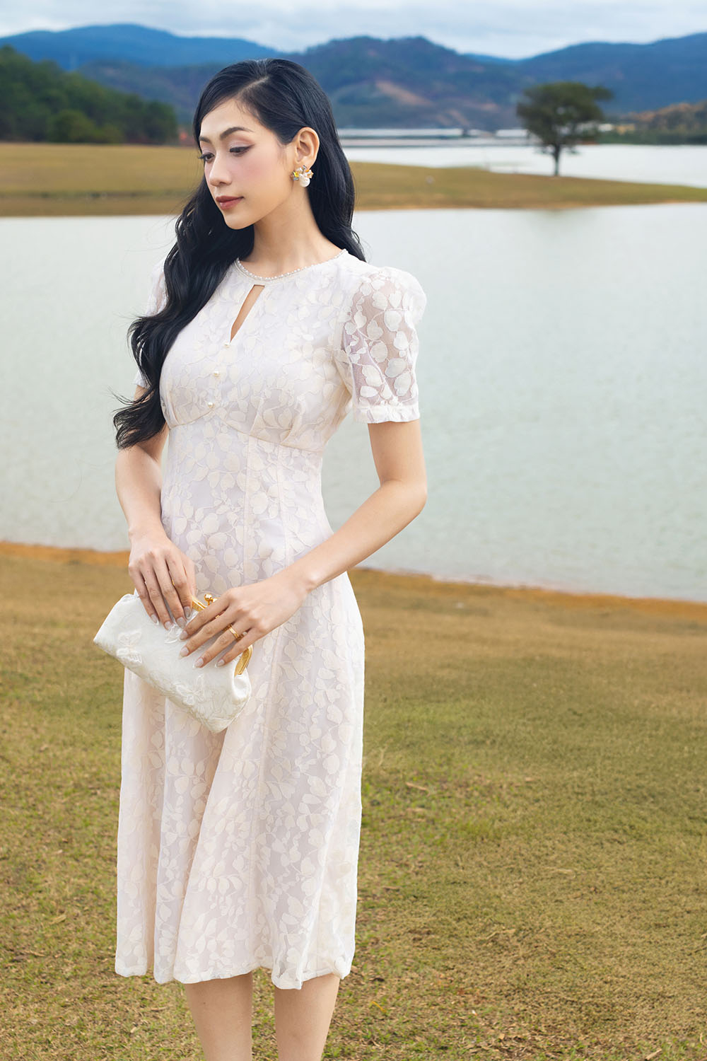 Đầm ren kem dự tiệc dáng xòe