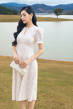 Đầm ren kem dự tiệc dáng xòe