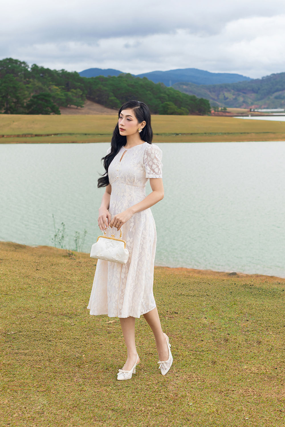 Đầm ren kem dự tiệc dáng xòe