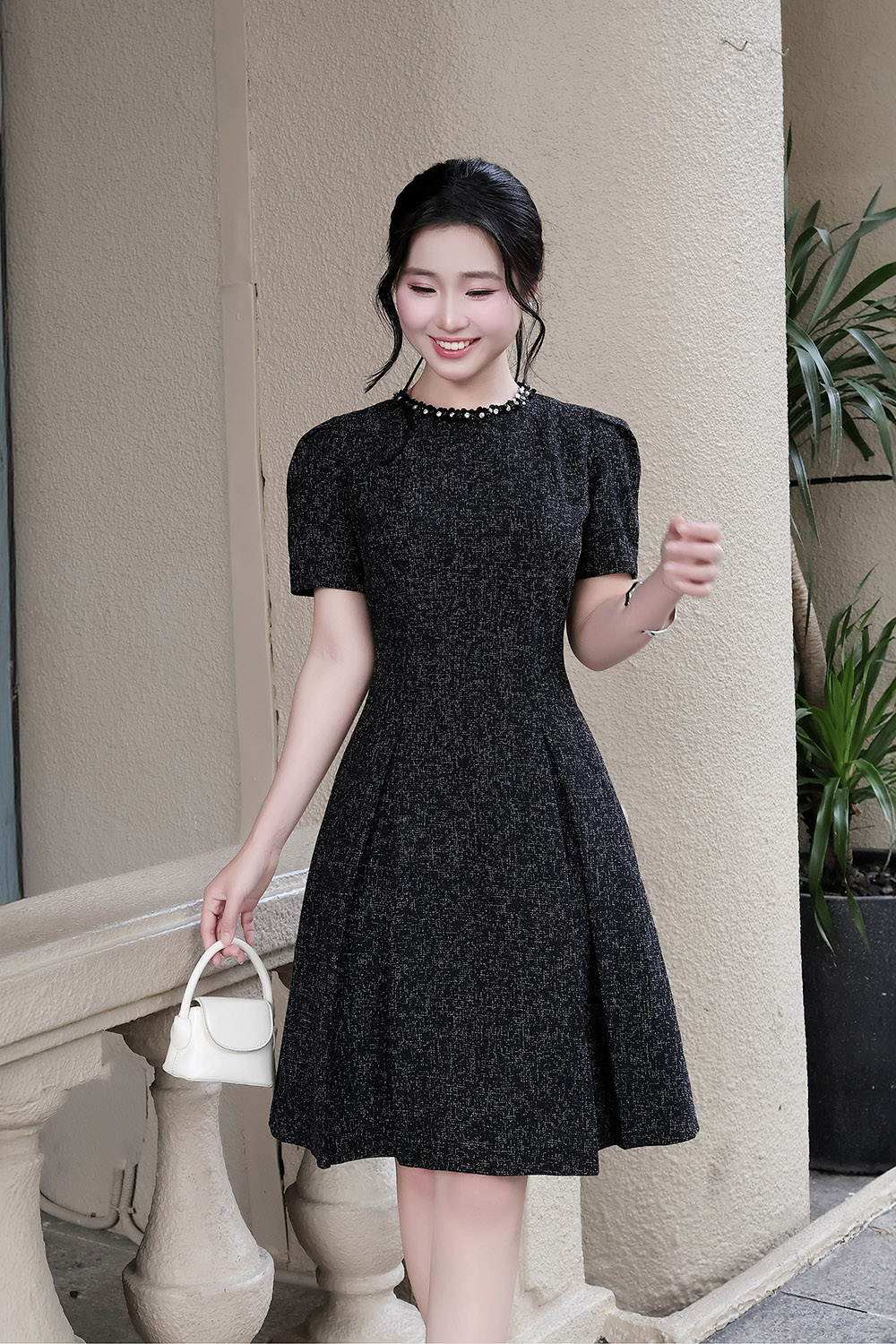 Đầm đen chữ A xòe cổ tròn đính đá