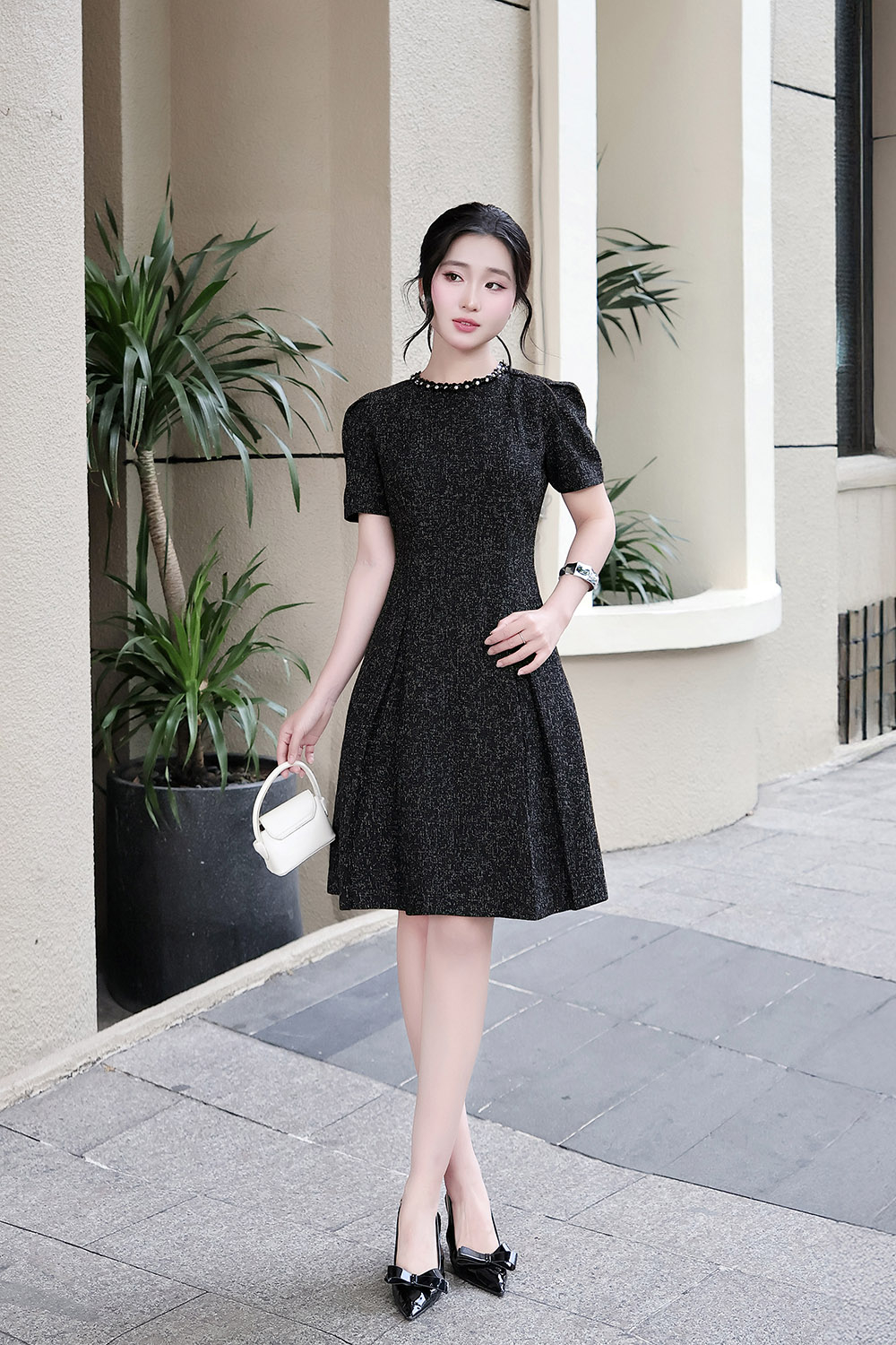 Đầm đen chữ A xòe cổ tròn đính đá