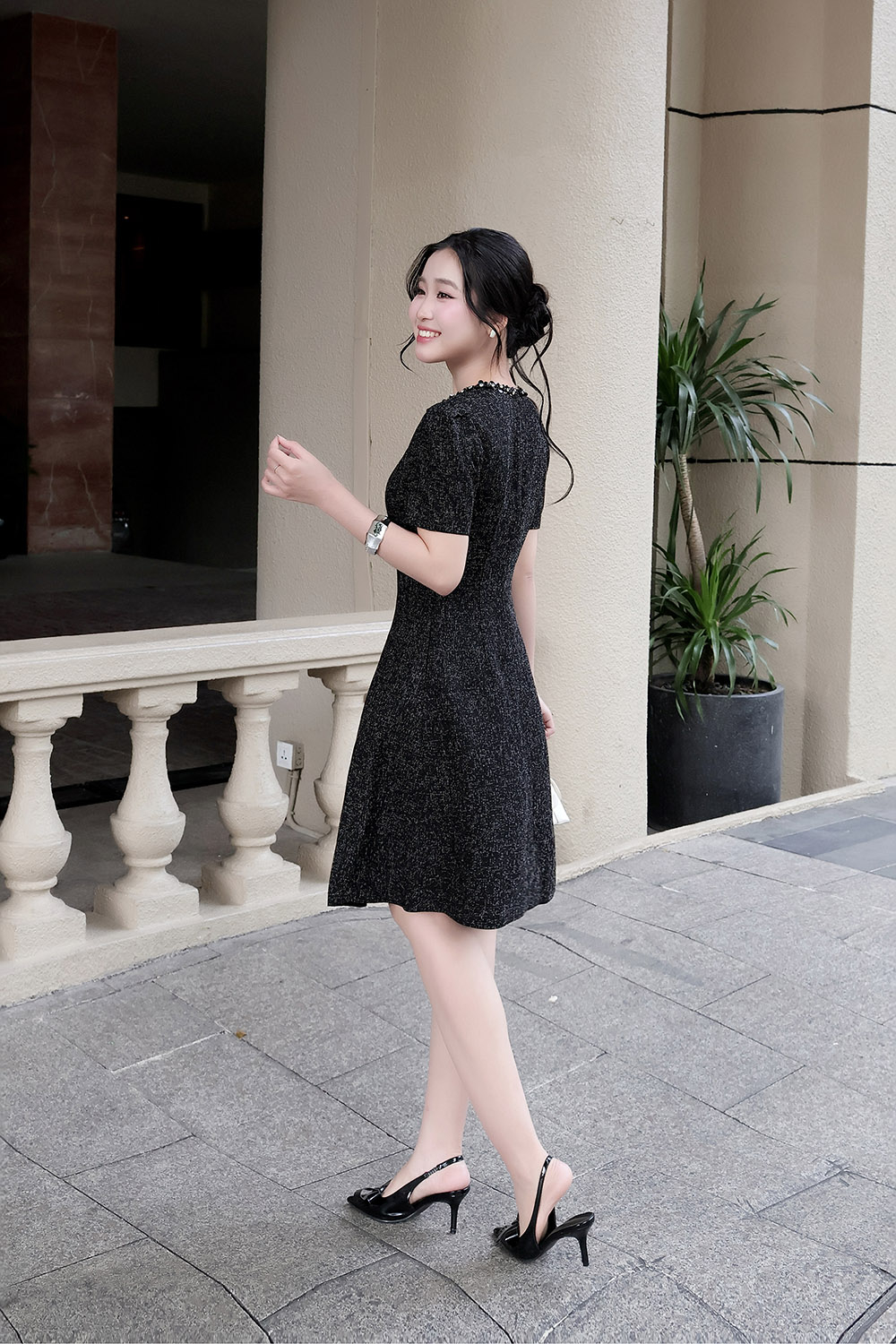 Đầm đen chữ A xòe cổ tròn đính đá