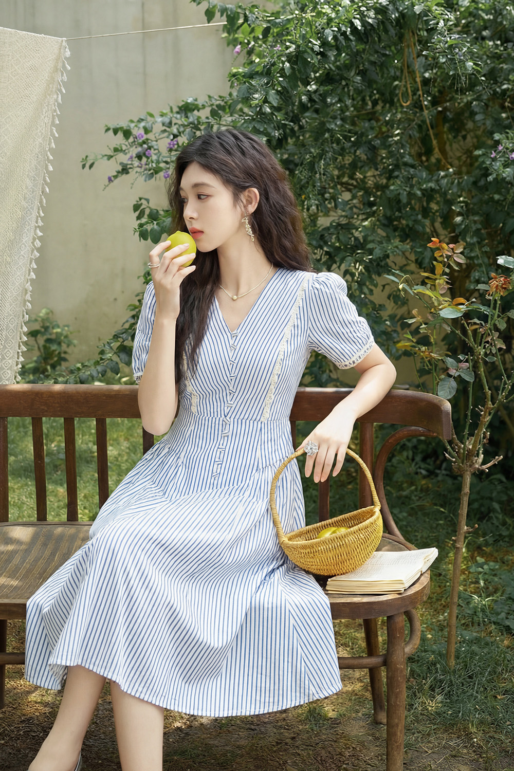 Đầm công sở dáng xòe kẻ sọc xanh cổ V