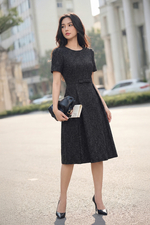 Đầm đen công sở dáng xòe xếp ly cổ tròn