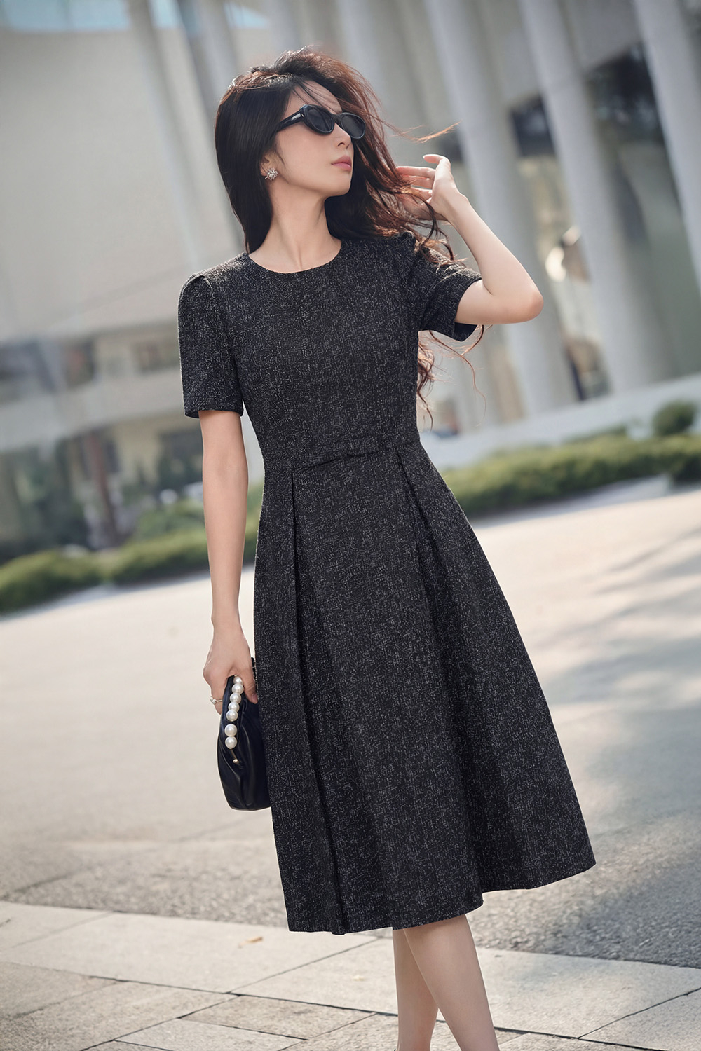 Đầm đen công sở dáng xòe xếp ly cổ tròn