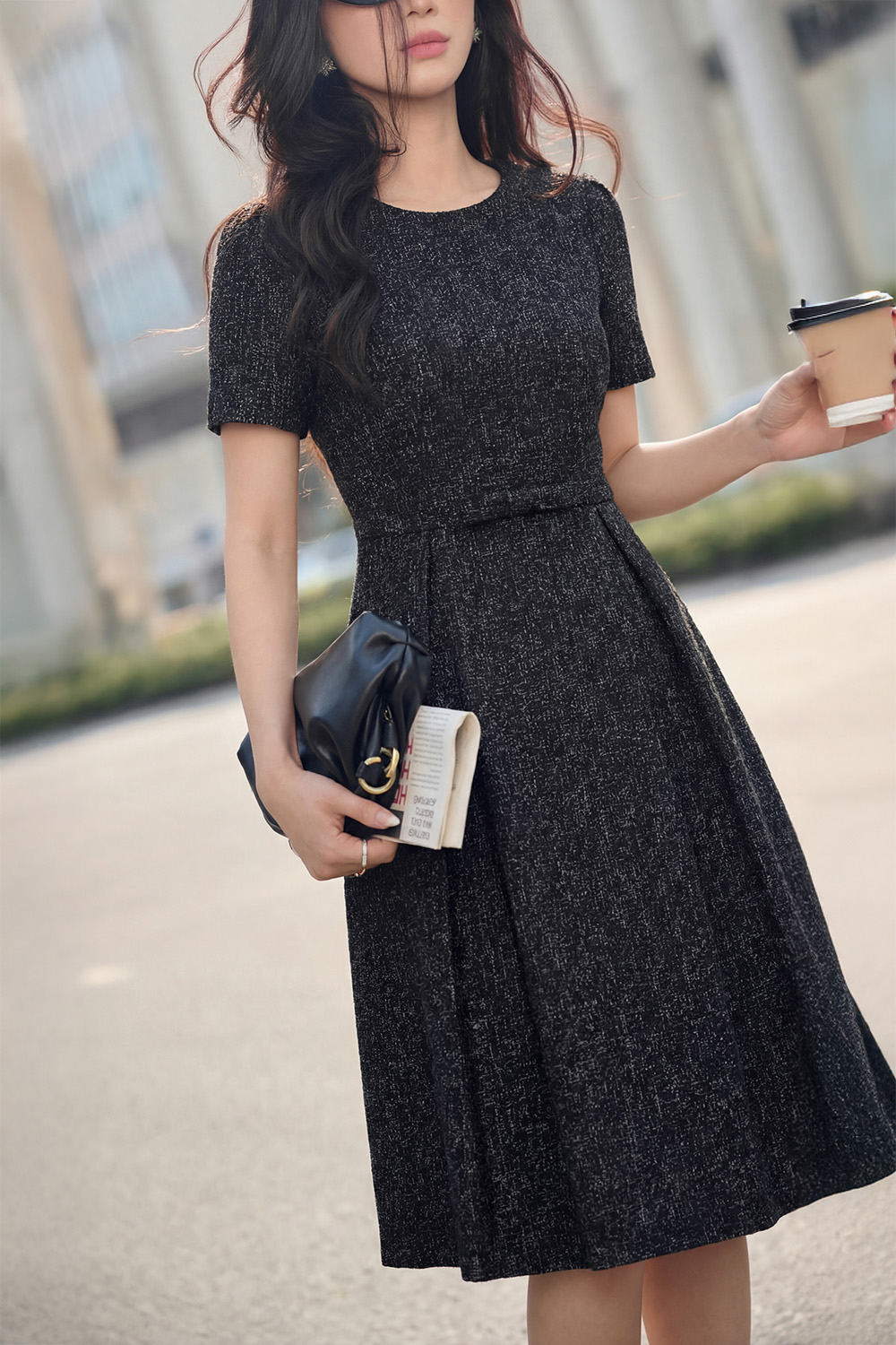 Đầm đen công sở dáng xòe xếp ly cổ tròn