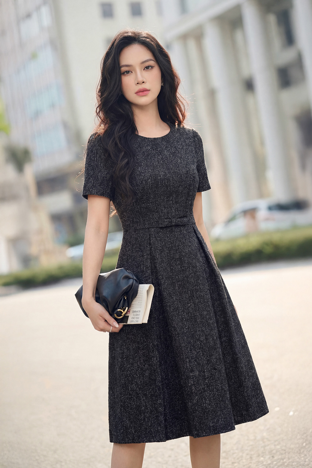 Đầm đen công sở dáng xòe xếp ly cổ tròn