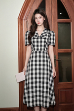 Đầm linen họa tiết caro đen trắng dáng xòe cổ sen