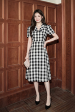 Đầm linen họa tiết caro đen trắng dáng xòe cổ sen