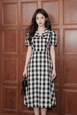 Đầm linen họa tiết caro đen trắng dáng xòe cổ sen