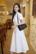 Đầm trắng chữ A cổ sơ mi phối nút