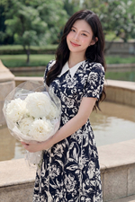 Đầm xòe công sở hoa trắng nền xanh đen