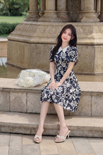 Đầm xòe công sở hoa trắng nền xanh đen