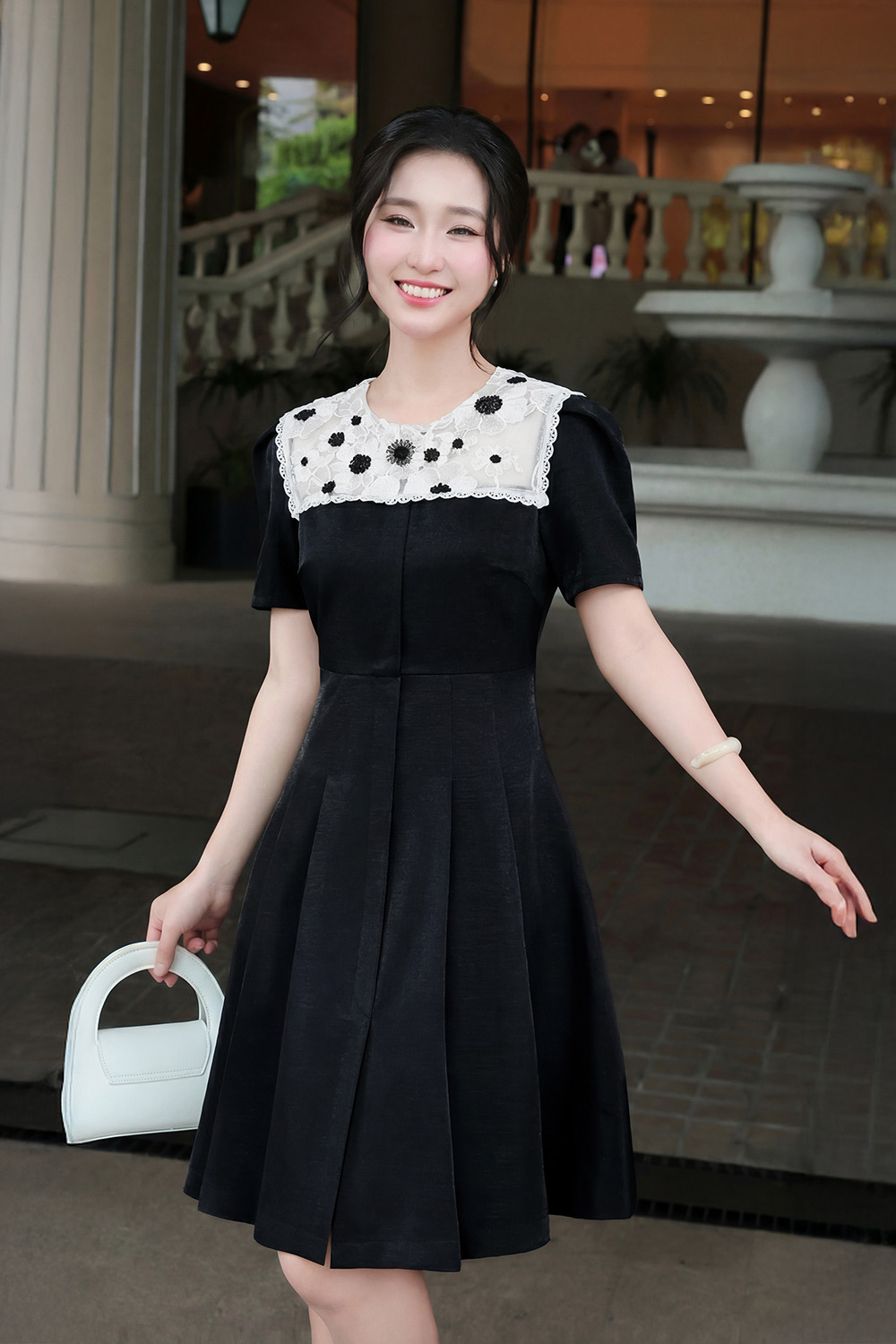 Đầm đen phối ren trắng dáng xòe xếp ly