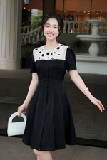 Đầm đen phối ren trắng dáng xòe xếp ly