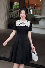 Đầm đen phối ren trắng dáng xòe xếp ly