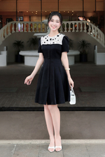 Đầm đen phối ren trắng dáng xòe xếp ly