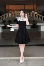 Đầm đen phối ren trắng dáng xòe xếp ly