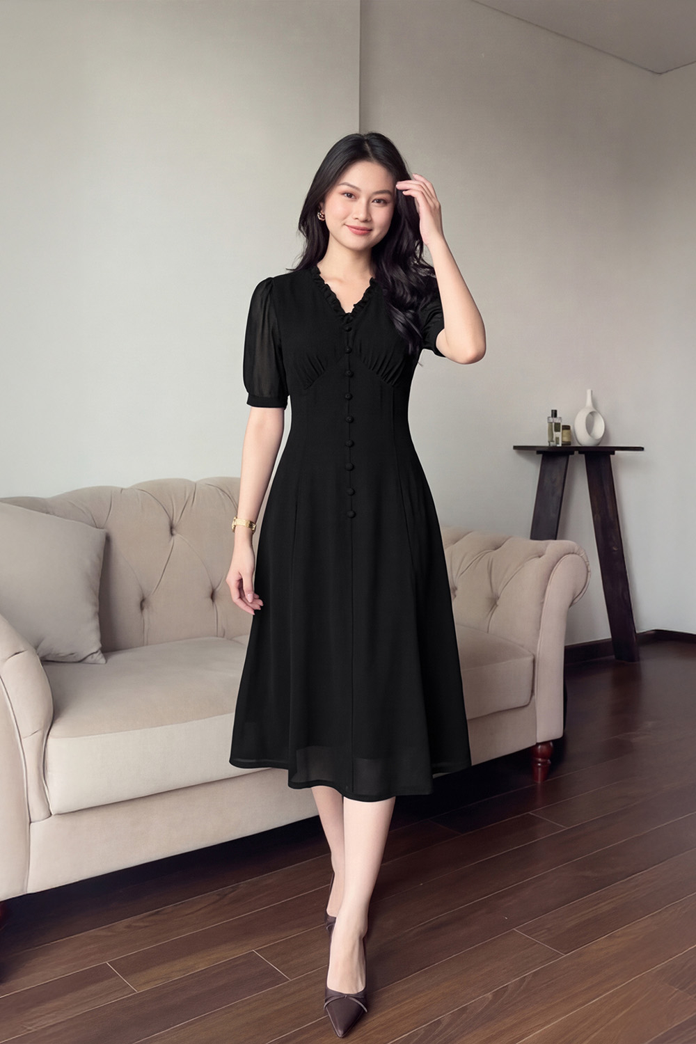 Đầm đen chiffon dáng chữ A xòe cổ V viền bèo