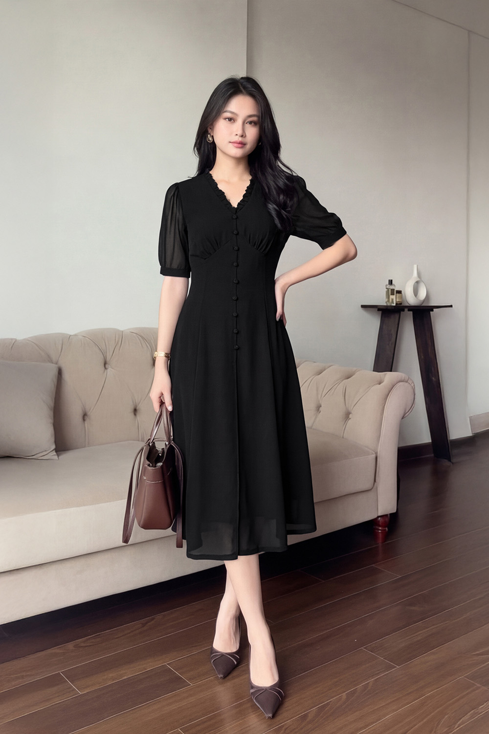 Đầm đen chiffon dáng chữ A xòe cổ V viền bèo