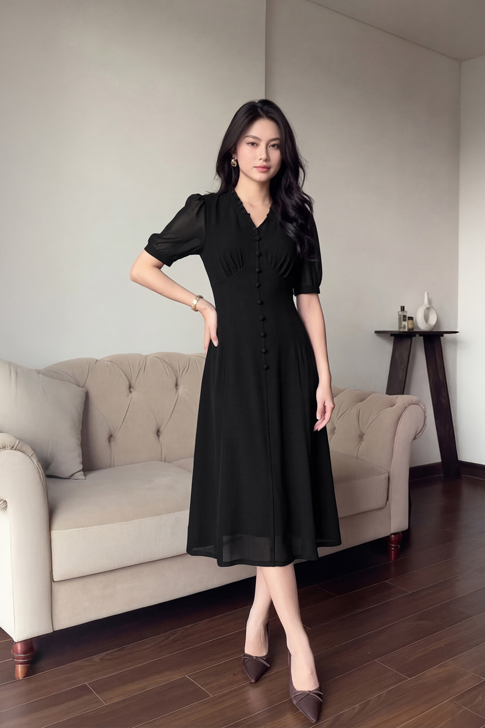 Đầm đen chiffon dáng chữ A xòe cổ V viền bèo