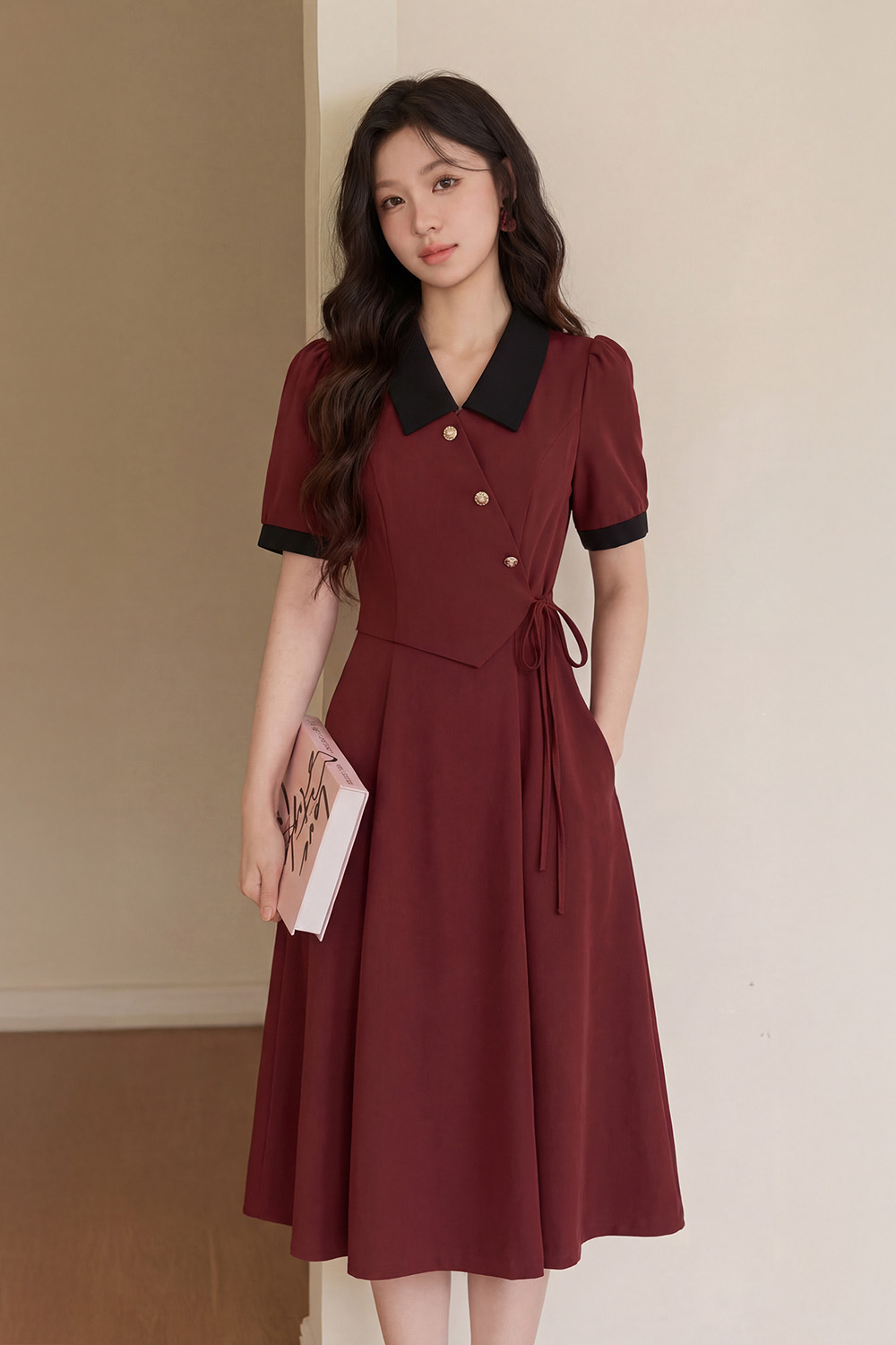 Đầm đỏ công sở nhấn eo cổ sơ mi phối đen