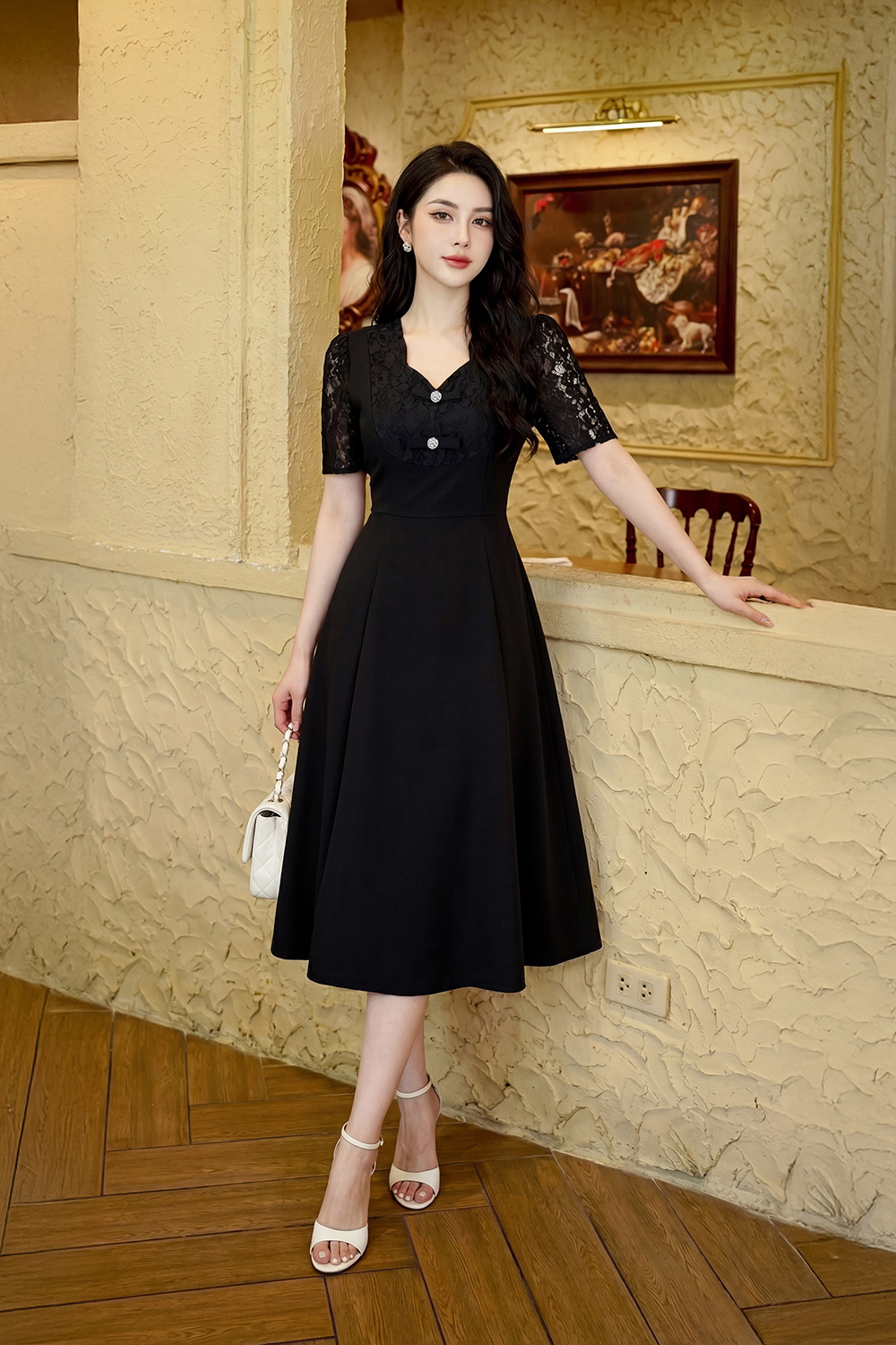 Đầm xòe đen phối ren cổ cách điệu đính nơ