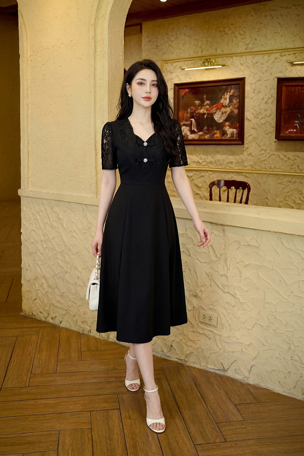 Đầm xòe đen phối ren cổ cách điệu đính nơ