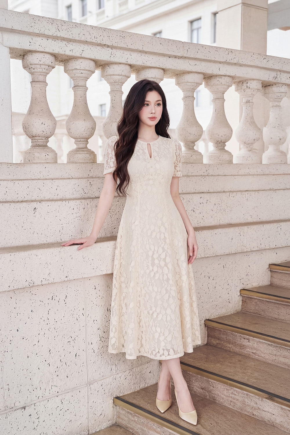 Đầm ren kem dự tiệc dáng xòe