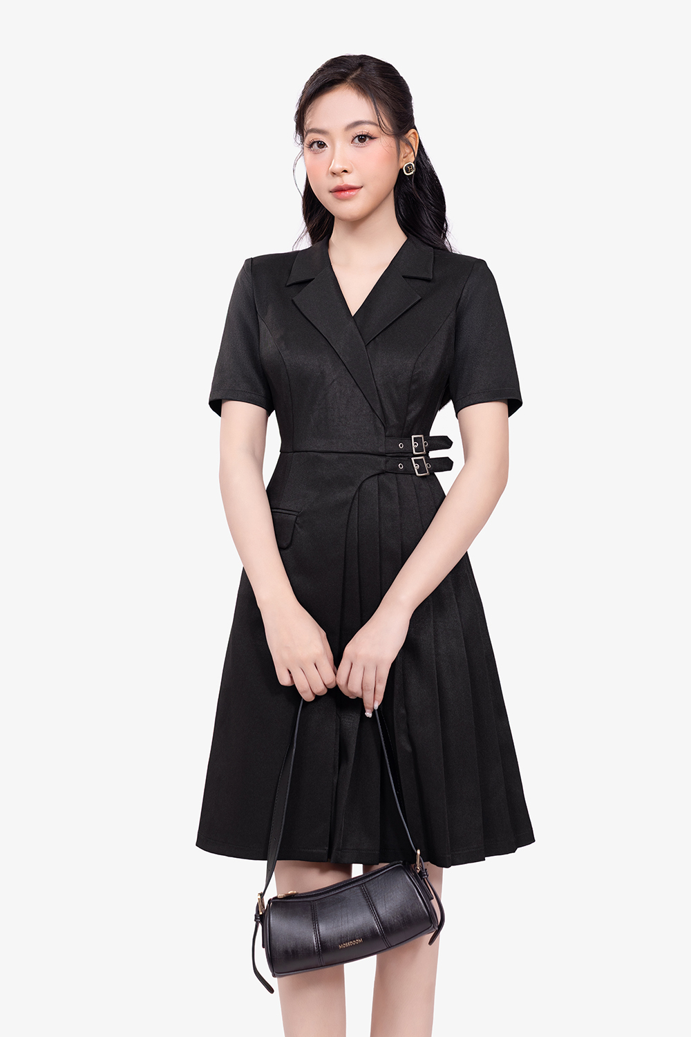 Đầm đen chữ A xếp ly nhấn eo cổ đan tông