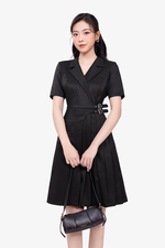 Đầm đen chữ A xếp ly nhấn eo cổ đan tông
