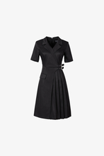 Đầm đen chữ A xếp ly nhấn eo cổ đan tông