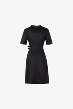 Đầm đen chữ A xếp ly nhấn eo cổ đan tông