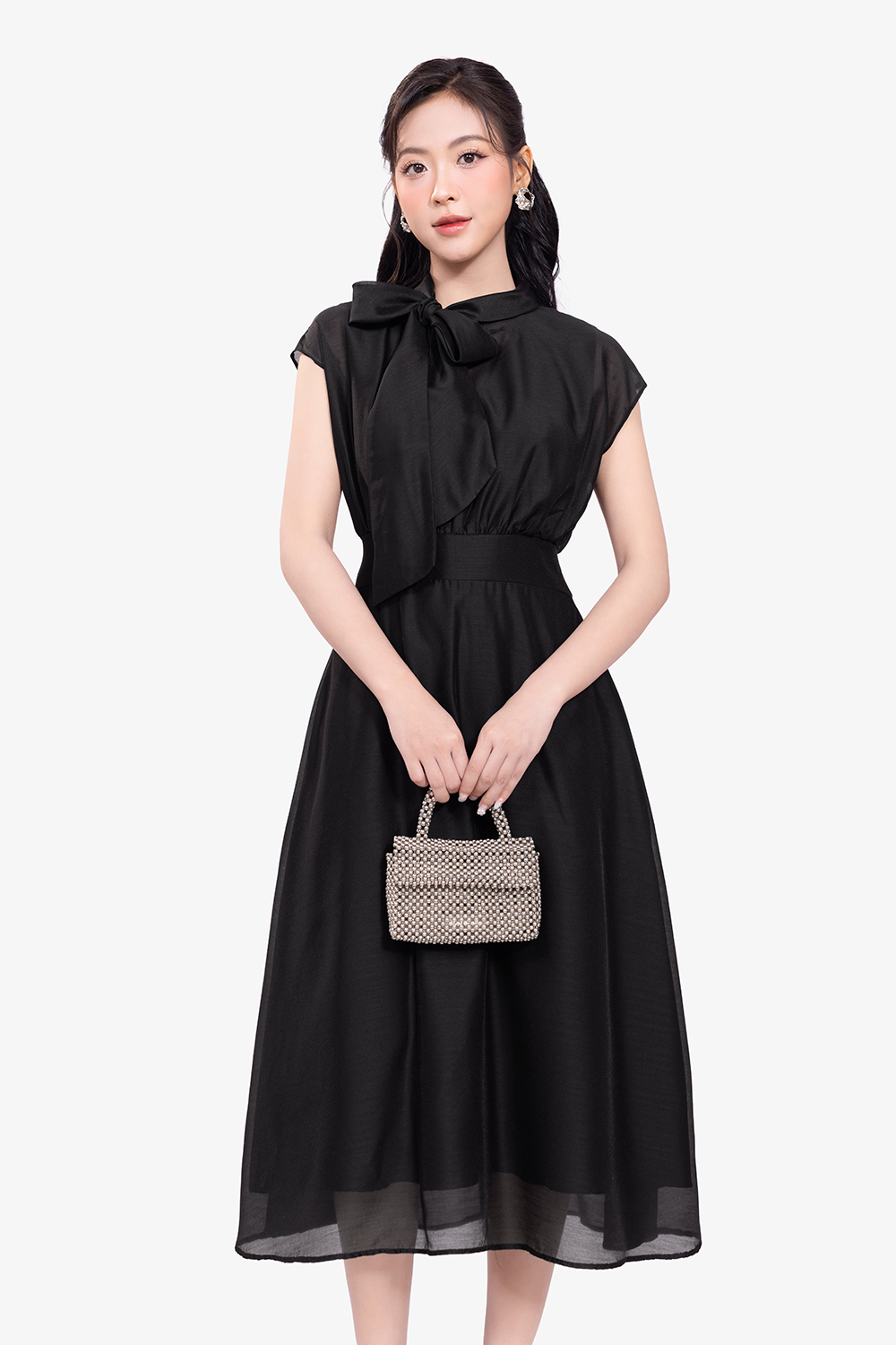 Đầm đen dáng xòe dài nhấn eo cổ thắt nơ