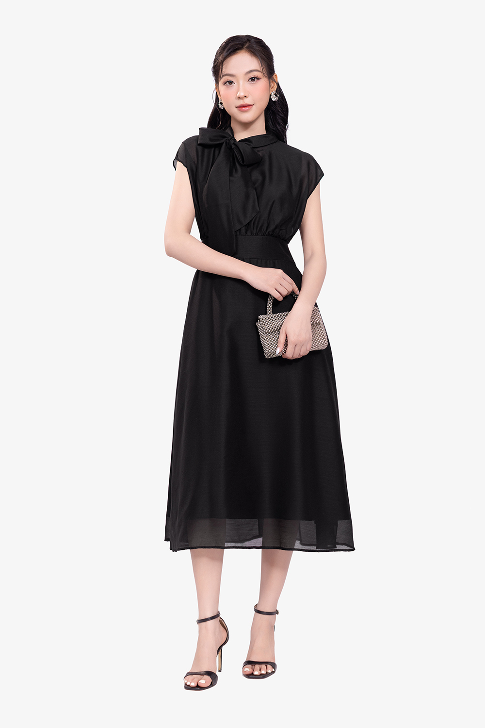 Đầm đen dáng xòe dài nhấn eo cổ thắt nơ
