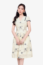 Đầm chữ A linen thêu hoa cổ V phối ren