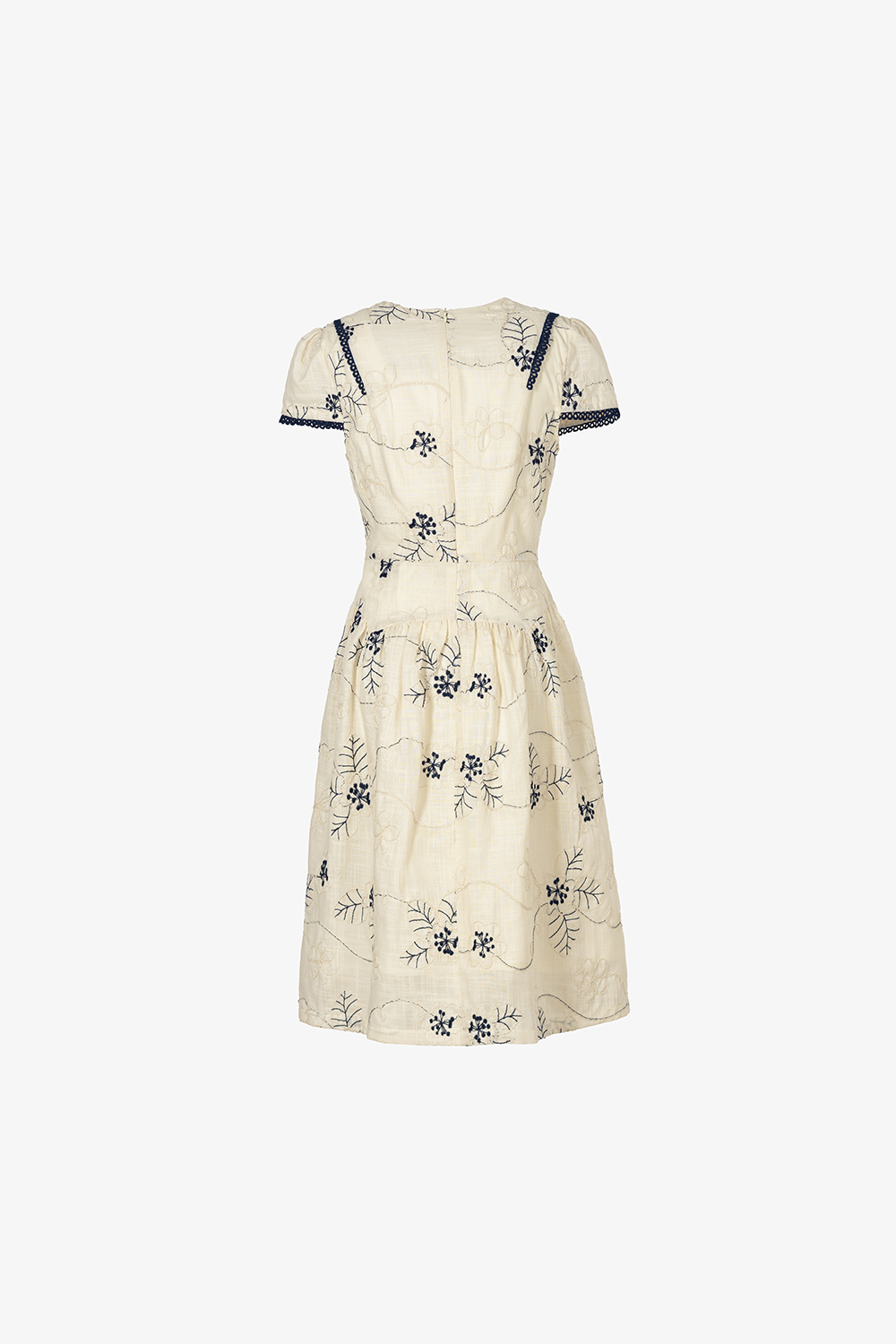 Đầm chữ A linen thêu hoa cổ V phối ren