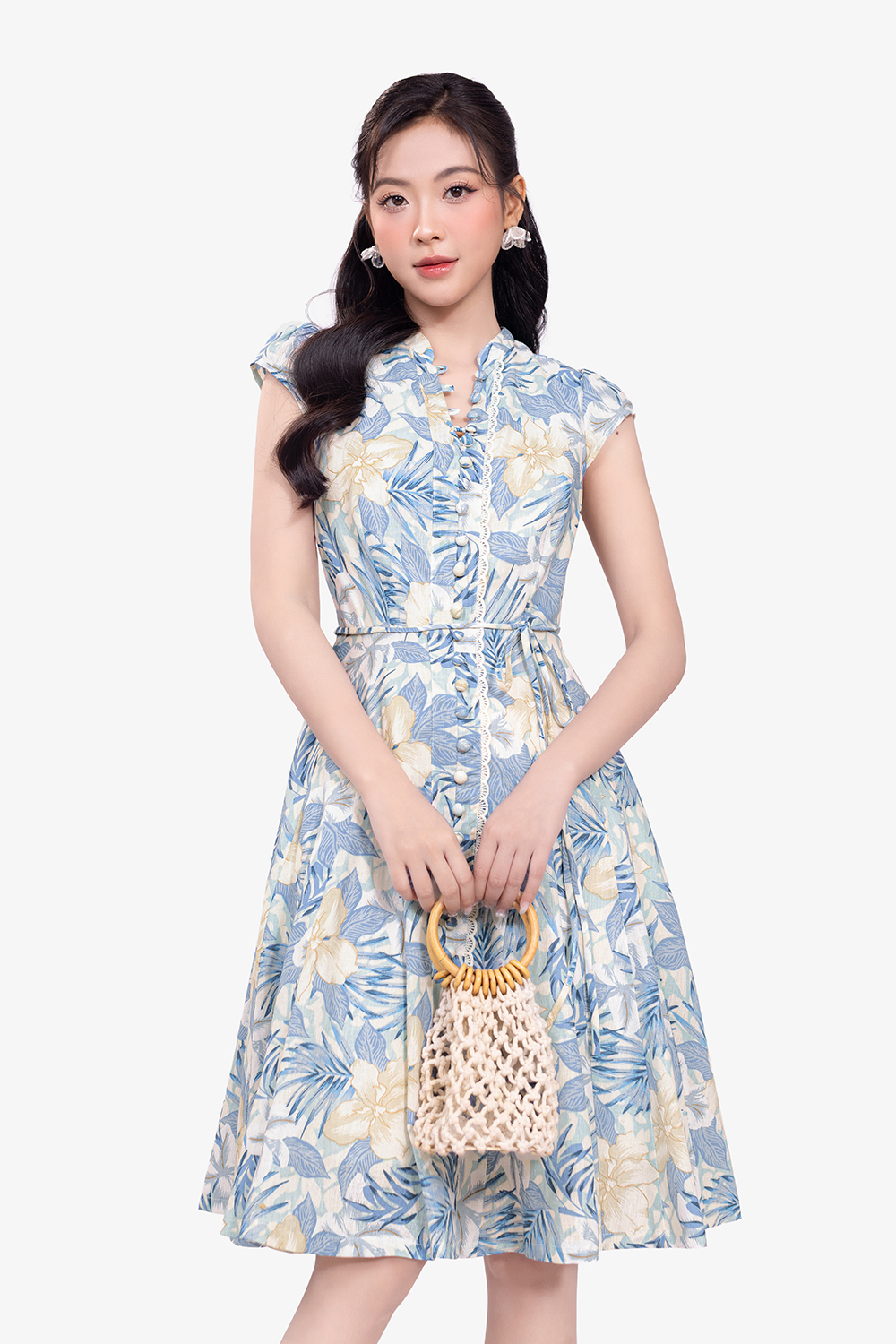 Đầm linen trắng họa tiết xanh phối nút