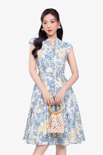 Đầm linen trắng họa tiết xanh phối nút