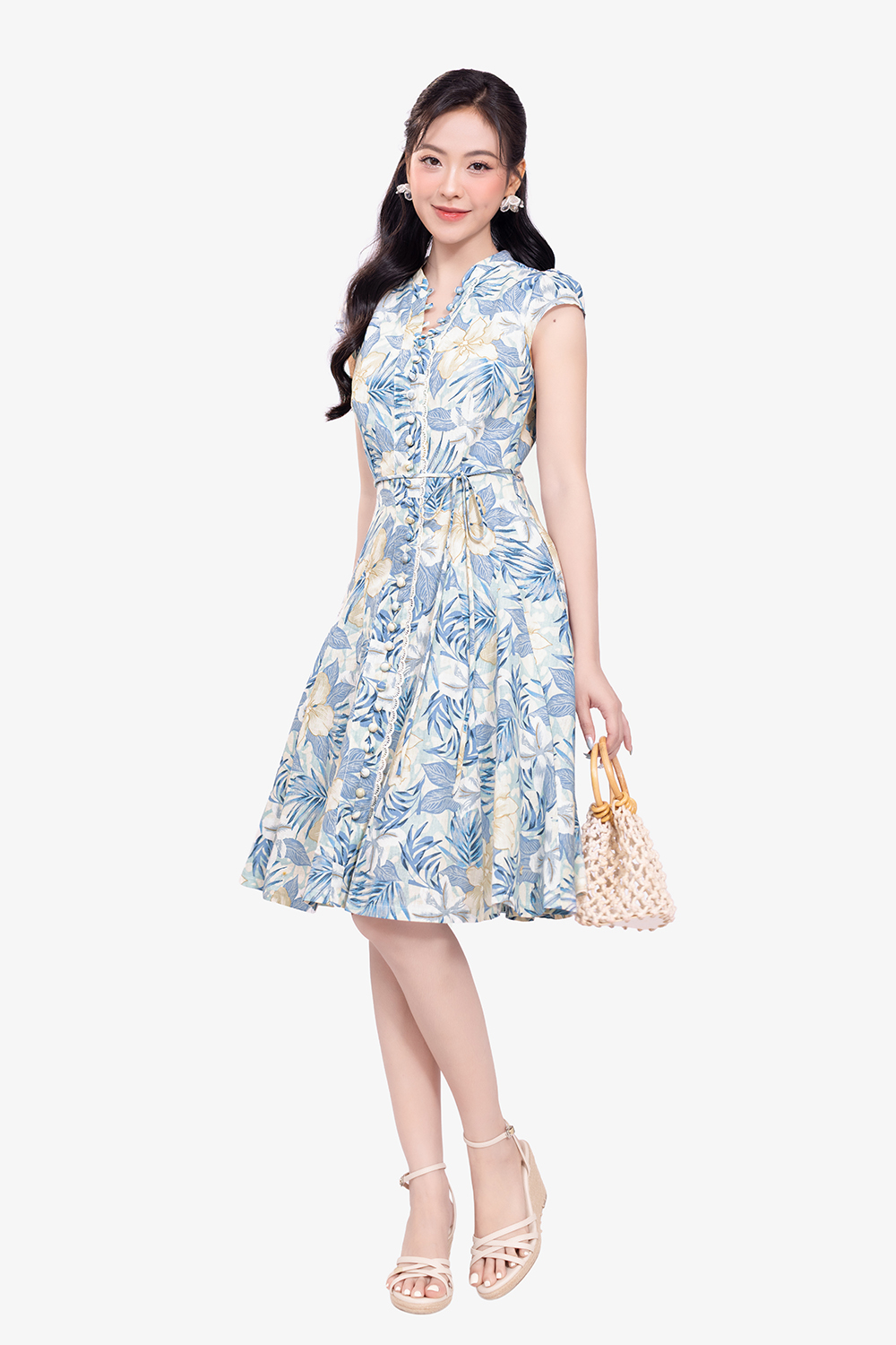 Đầm linen trắng họa tiết xanh phối nút