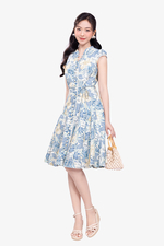 Đầm linen trắng họa tiết xanh phối nút