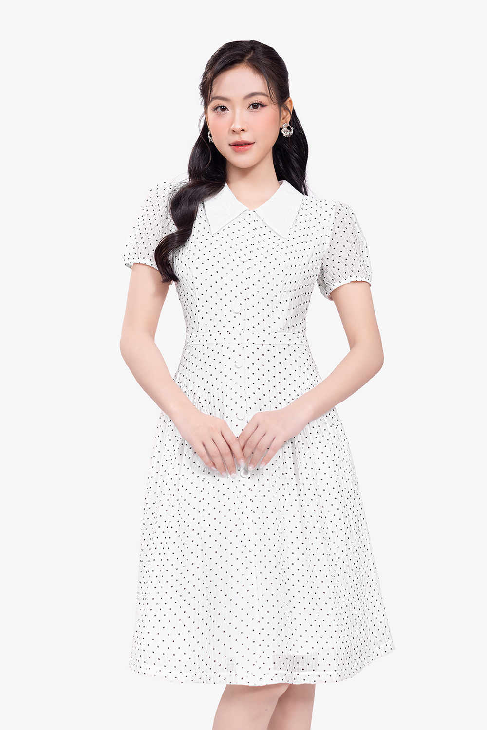 Đầm trắng chấm bi dáng xòe cổ sen