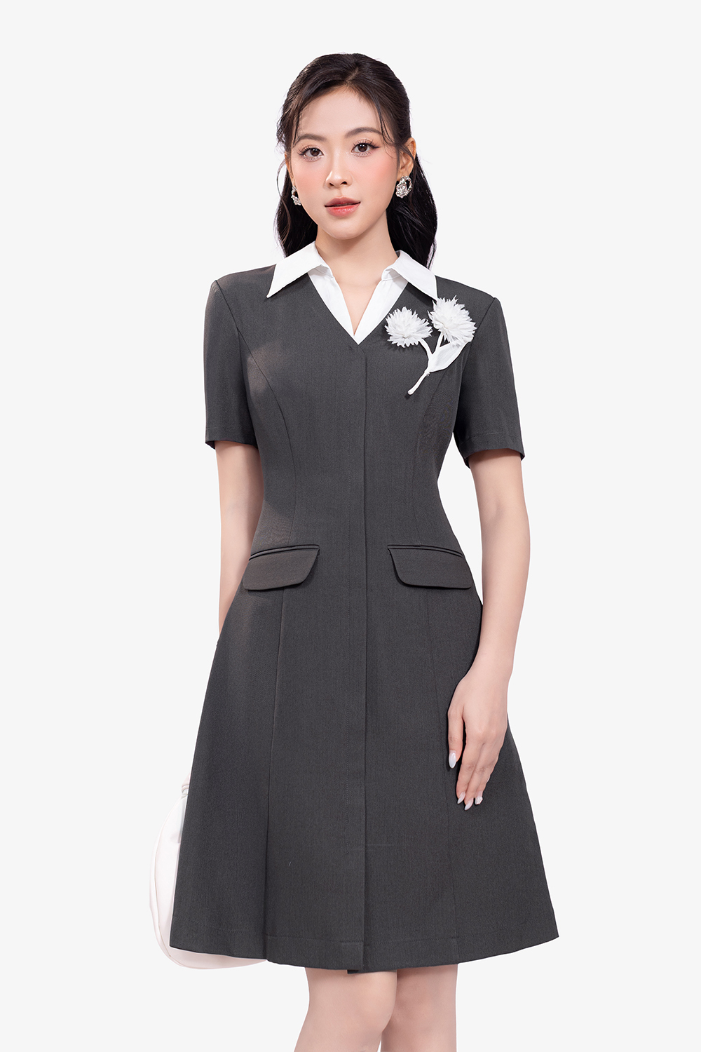 Đầm chữ A màu xám đính hoa phối trắng