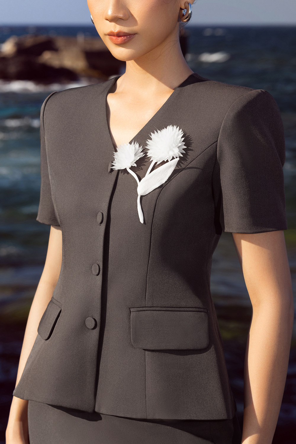 Áo kiểu công sở đính hoa màu xám