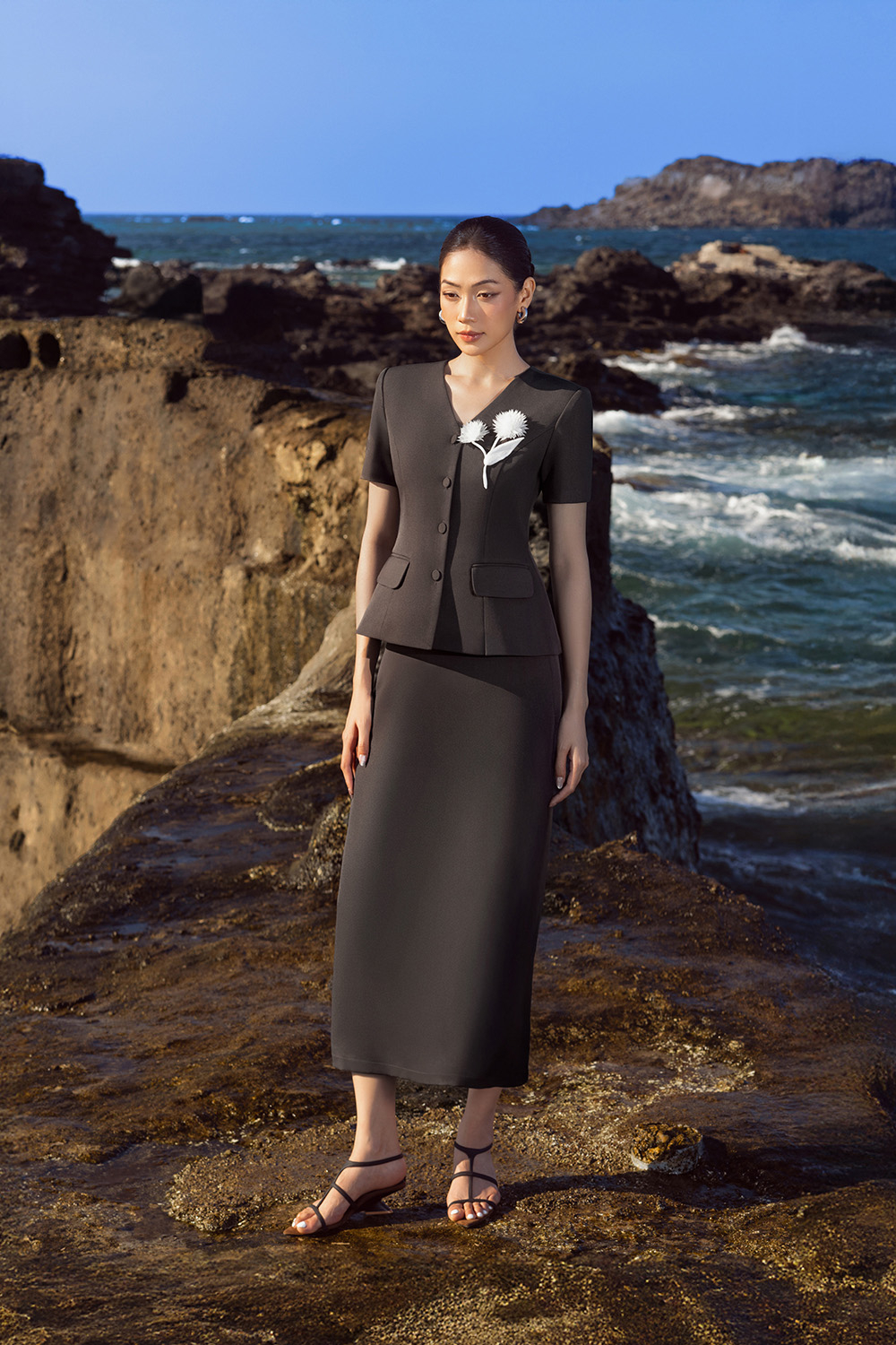 Áo kiểu công sở đính hoa màu xám