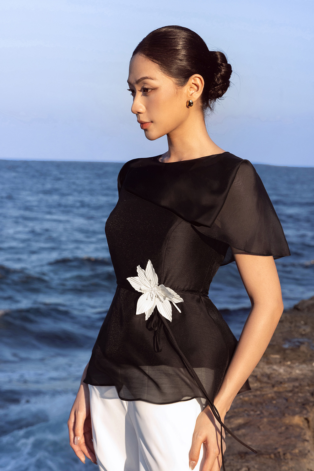 Áo kiểu peplum màu đen đính hoa eo