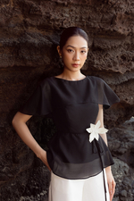 Áo kiểu peplum màu đen đính hoa eo