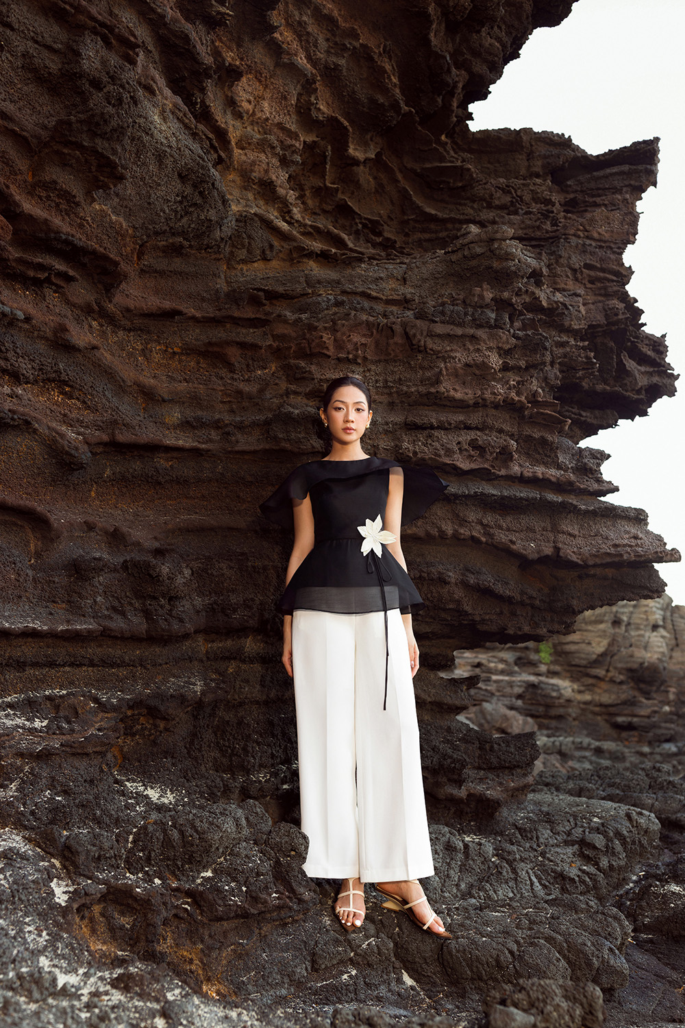 Áo kiểu peplum màu đen đính hoa eo