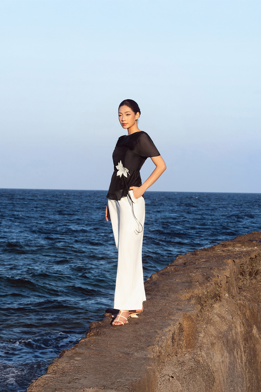 Áo kiểu peplum màu đen đính hoa eo