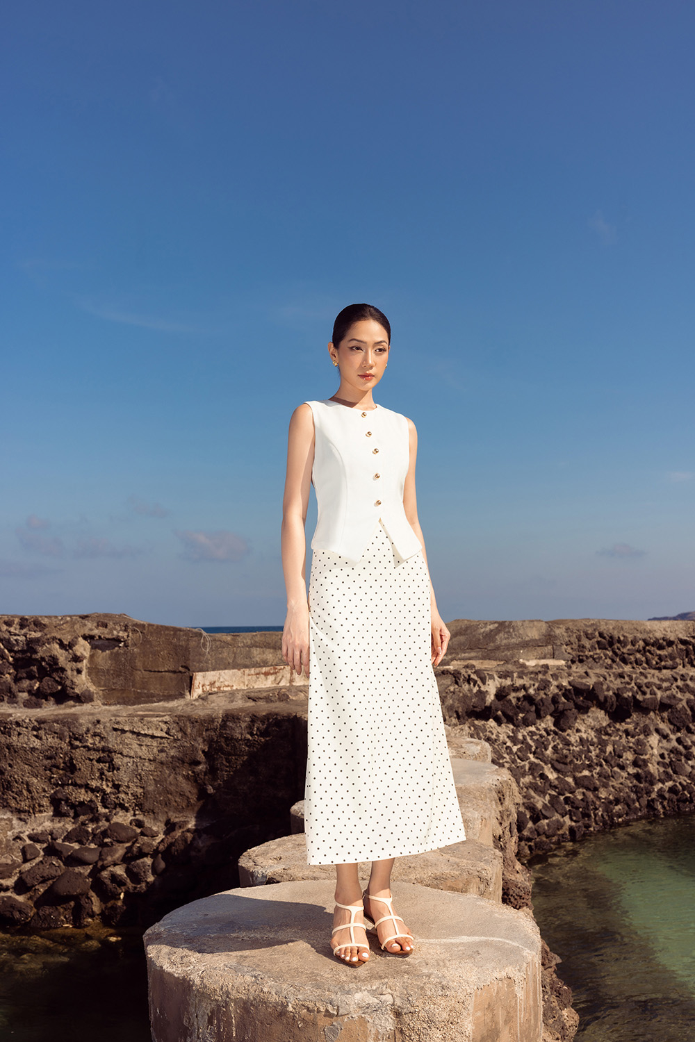 Chân váy chấm bi dáng dài màu trắng kem